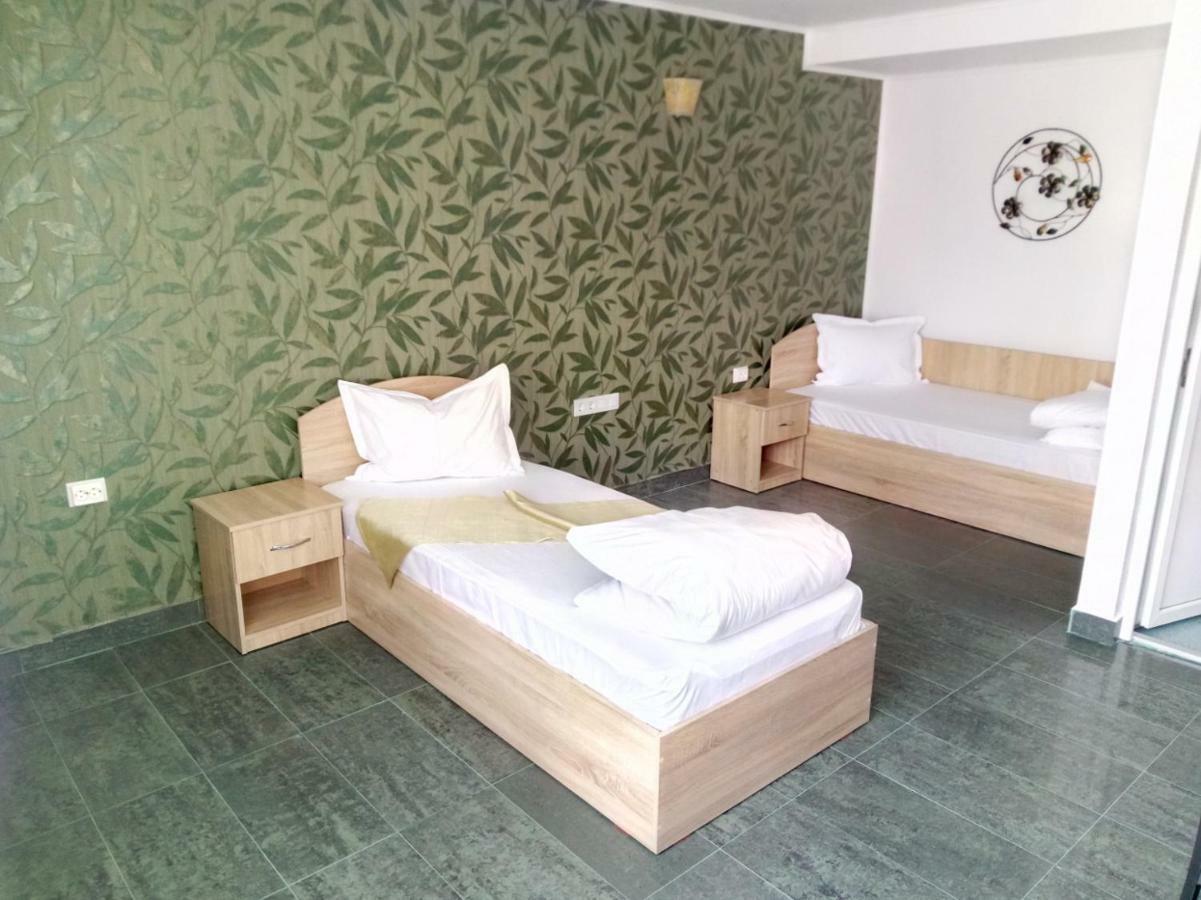 Camere De Inchiriat Carpati Hunedoara Bagian luar foto