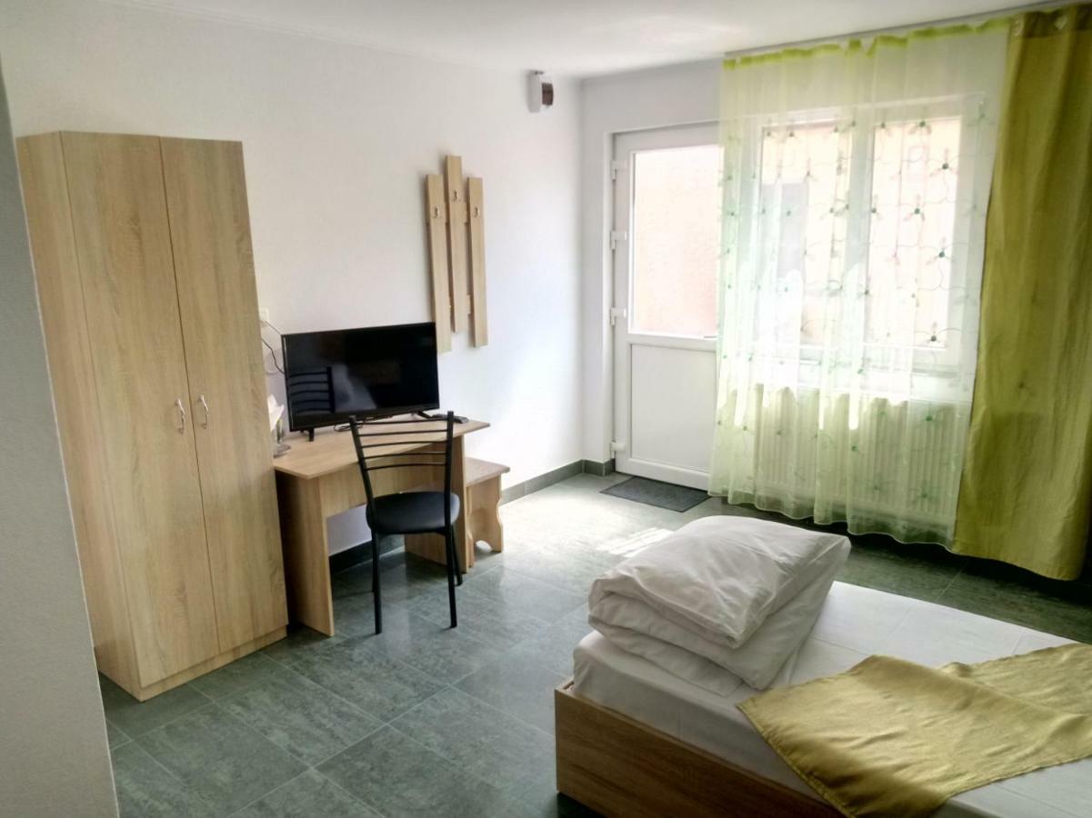 Camere De Inchiriat Carpati Hunedoara Bagian luar foto