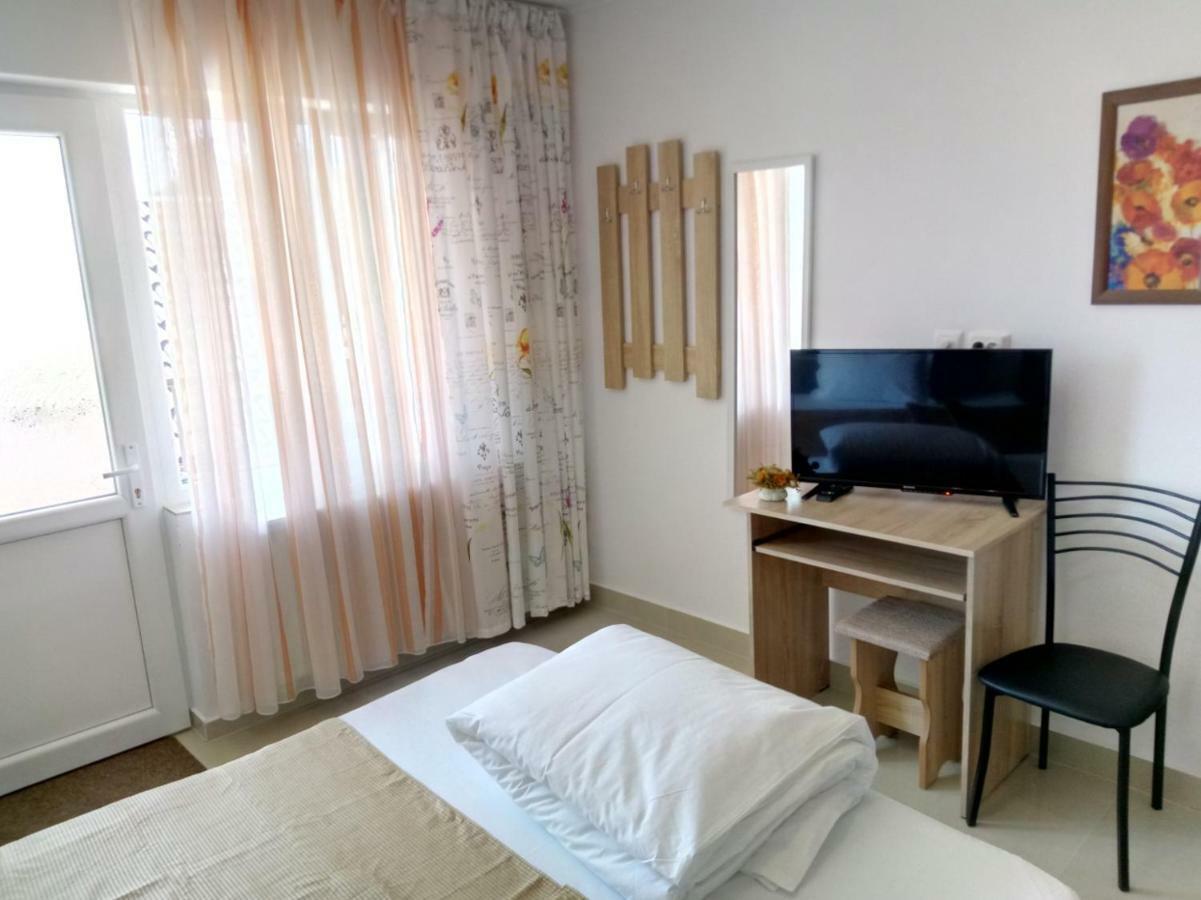 Camere De Inchiriat Carpati Hunedoara Bagian luar foto