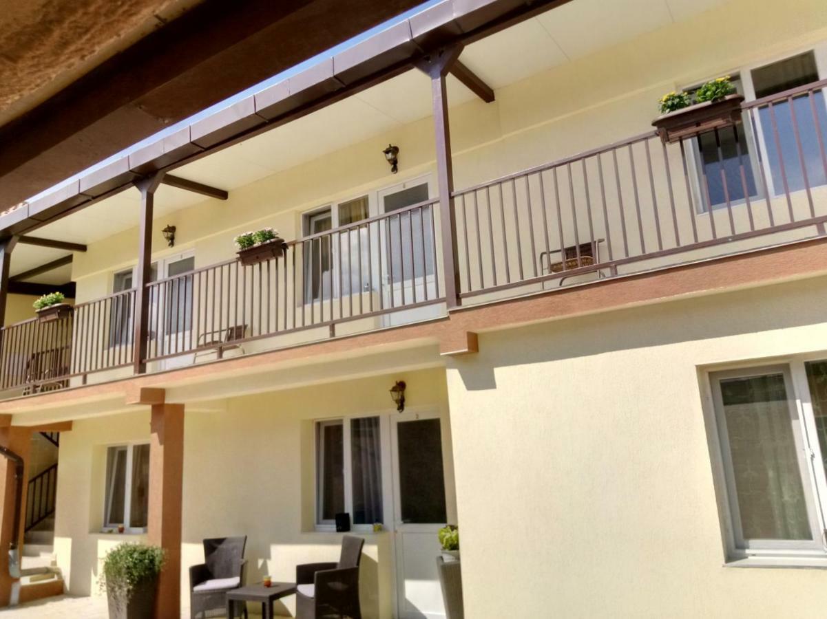 Camere De Inchiriat Carpati Hunedoara Bagian luar foto