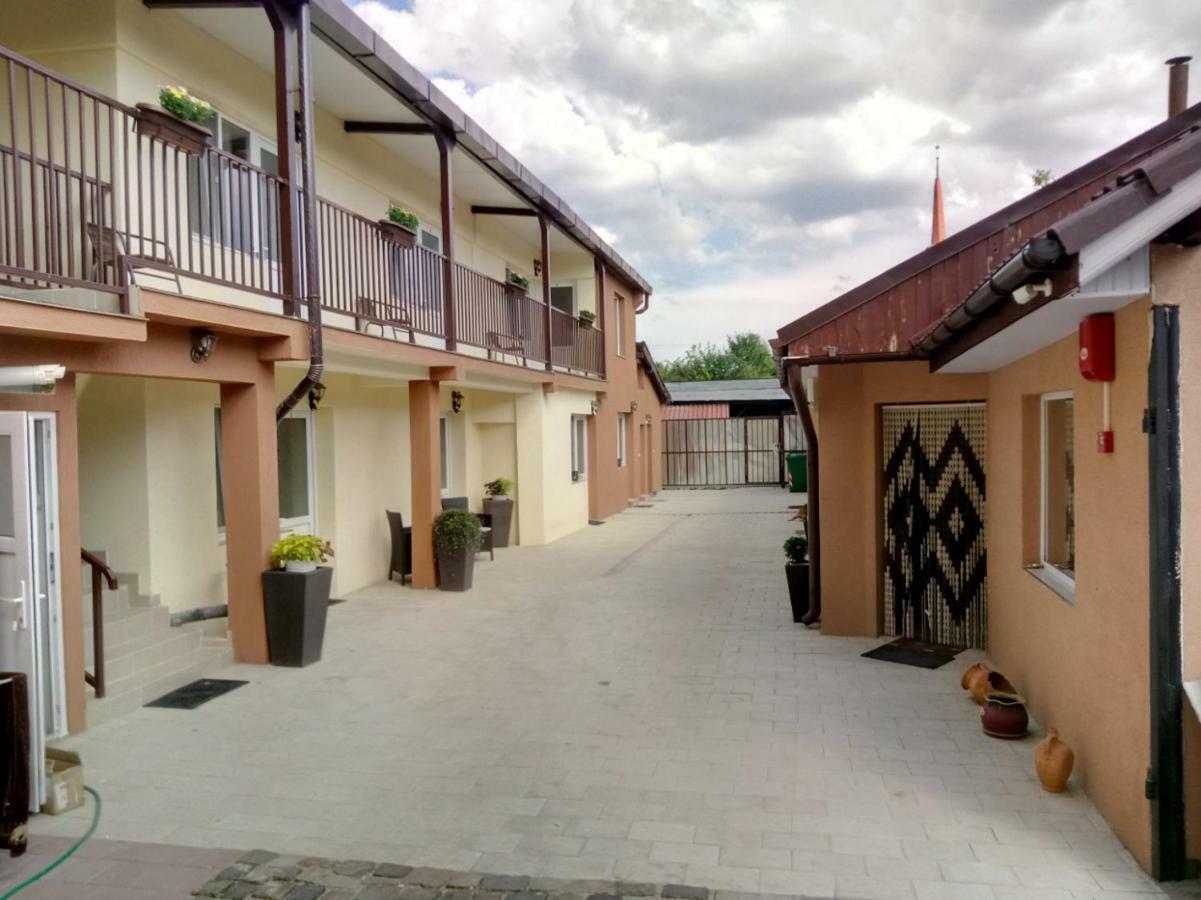 Camere De Inchiriat Carpati Hunedoara Bagian luar foto