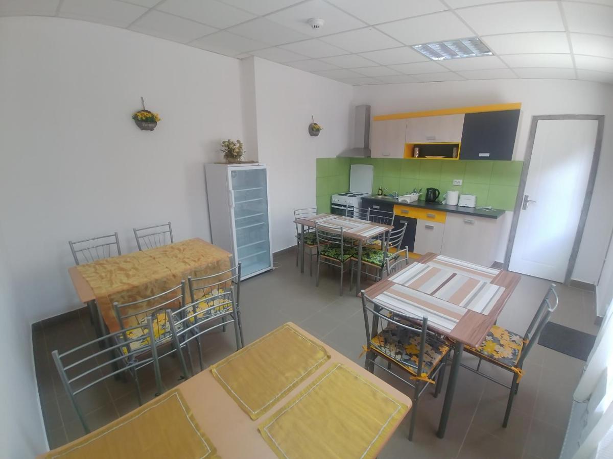 Camere De Inchiriat Carpati Hunedoara Bagian luar foto